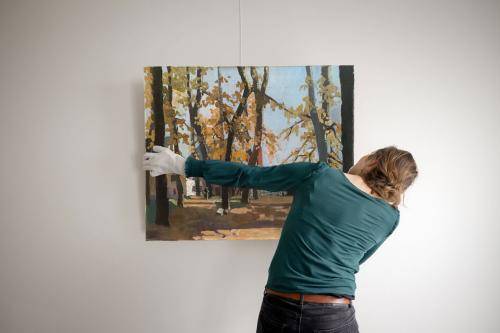 Accrochage d'une peinture après restauration