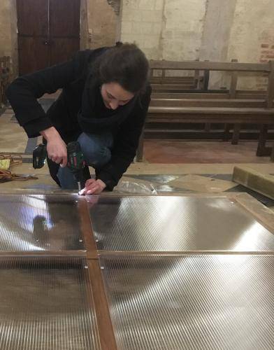 Dos protecteur au revers d'une peinture d'église