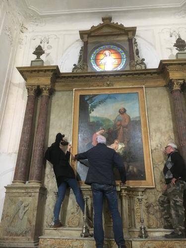 Repose d'une toile de grand format dans un retable